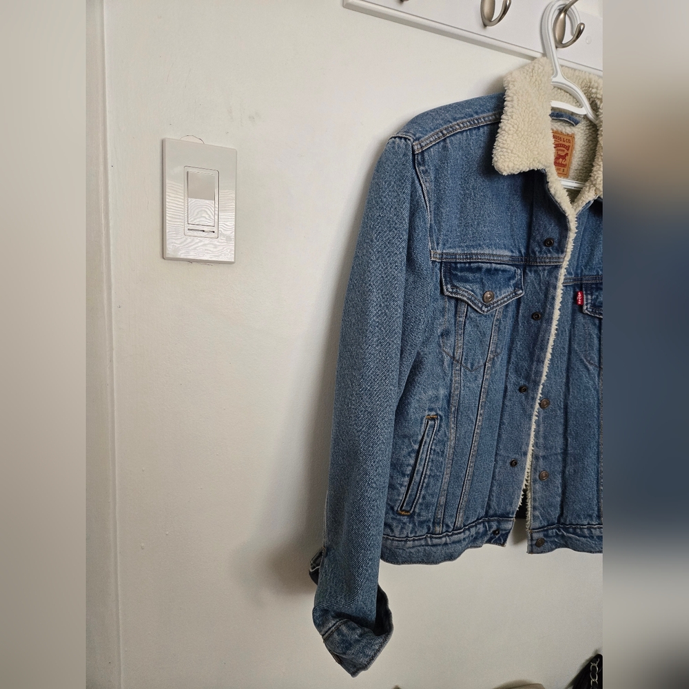 Levi's Classic Blue Denim Jacket with Cream Sherpa - Picture 4 of 6